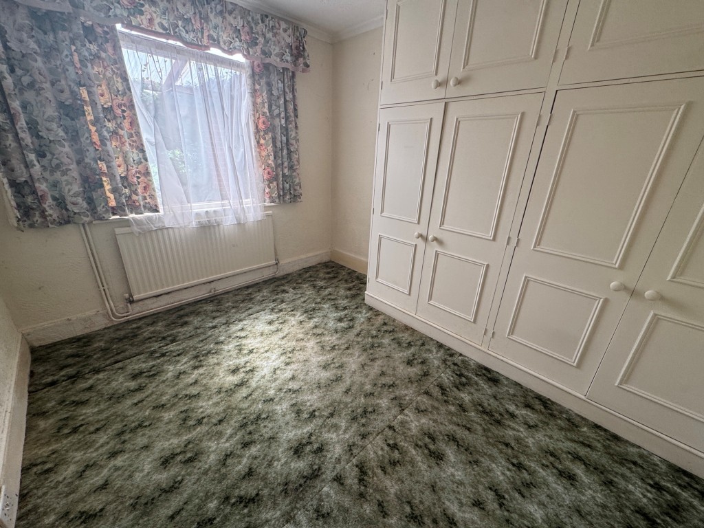 Lot: 94 - TWO-BEDROOM BUNGALOW WITH GARAGE AND PARKING - Bedroom 2